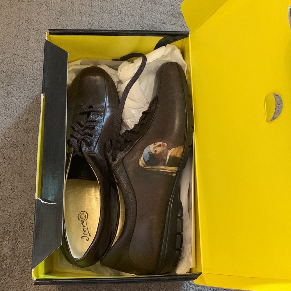 GIRL WITH A PEARL SNEAKER, never worn rare icon shoes. Size 8.5